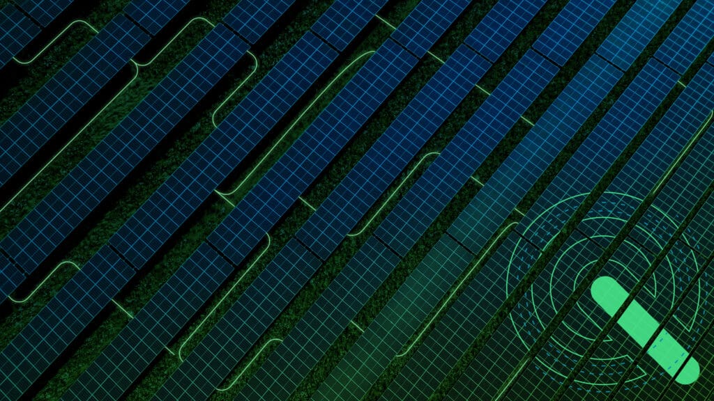 Luftaufnahme von Reihen blauer Solarmodule, die diagonal auf einer grünen Wiese angeordnet sind, mit einem kreisförmigen digitalen Grafik-Overlay auf der rechten Seite - ideal für Projekte, die effiziente Direktvermarktungslösungen suchen.